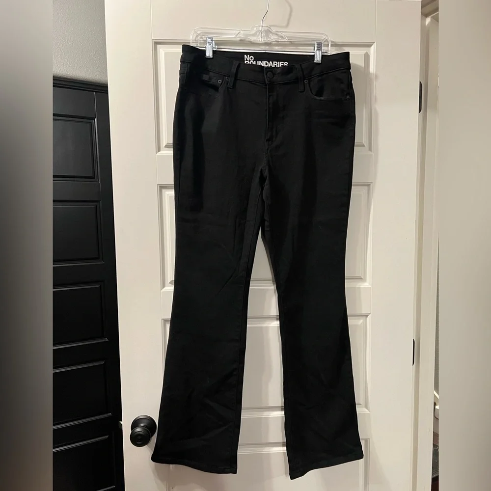 NWOT No Boundaries Jeans - Picture 3 of 4